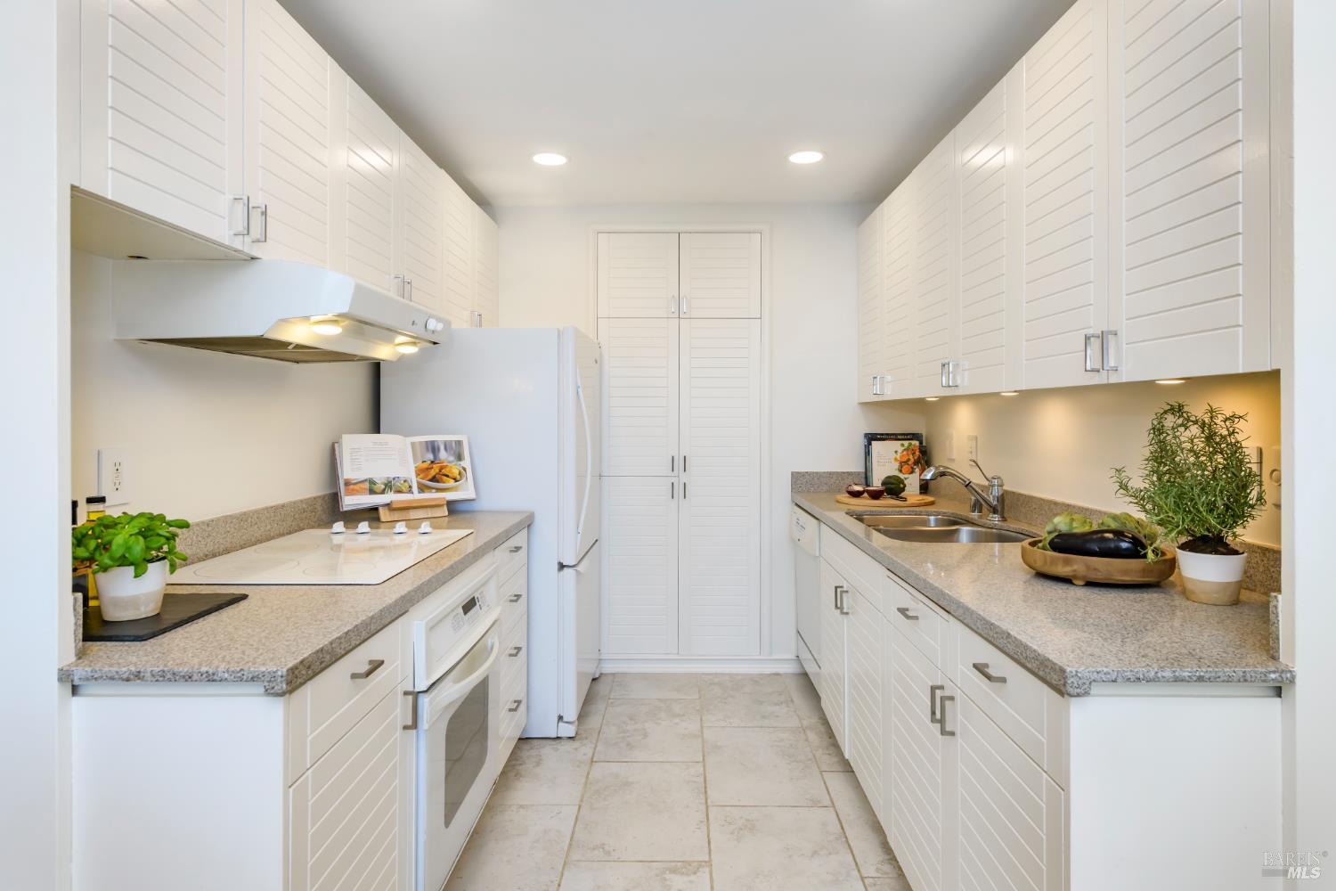 98 Surrey Lane San Rafael, CA 94903 - Photo 4 of 31