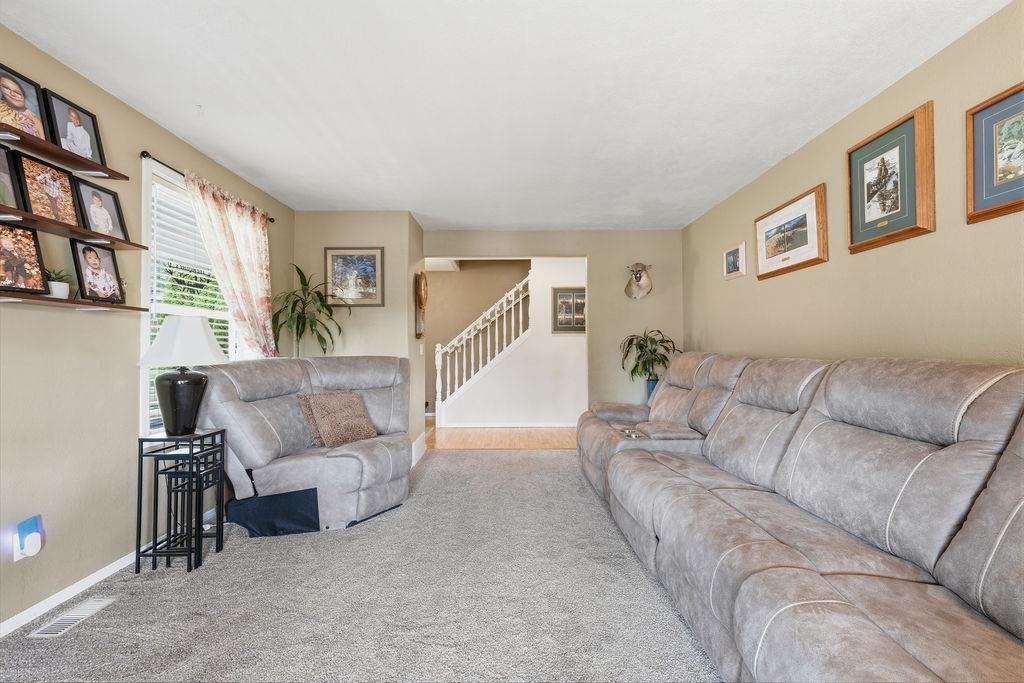 227 East Stringham Road Rockford, WA 99030 - Photo 4 of 37