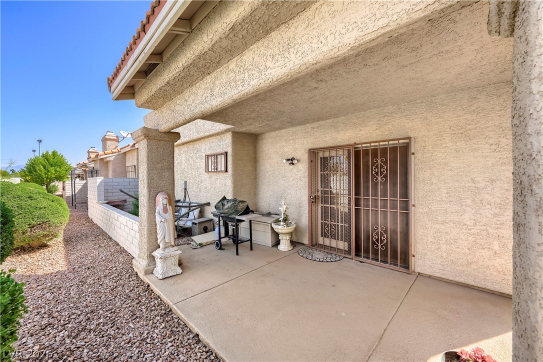 251 North Cimarron Road Las Vegas, NV 89145 - Photo 12 of 15 private backyd patio