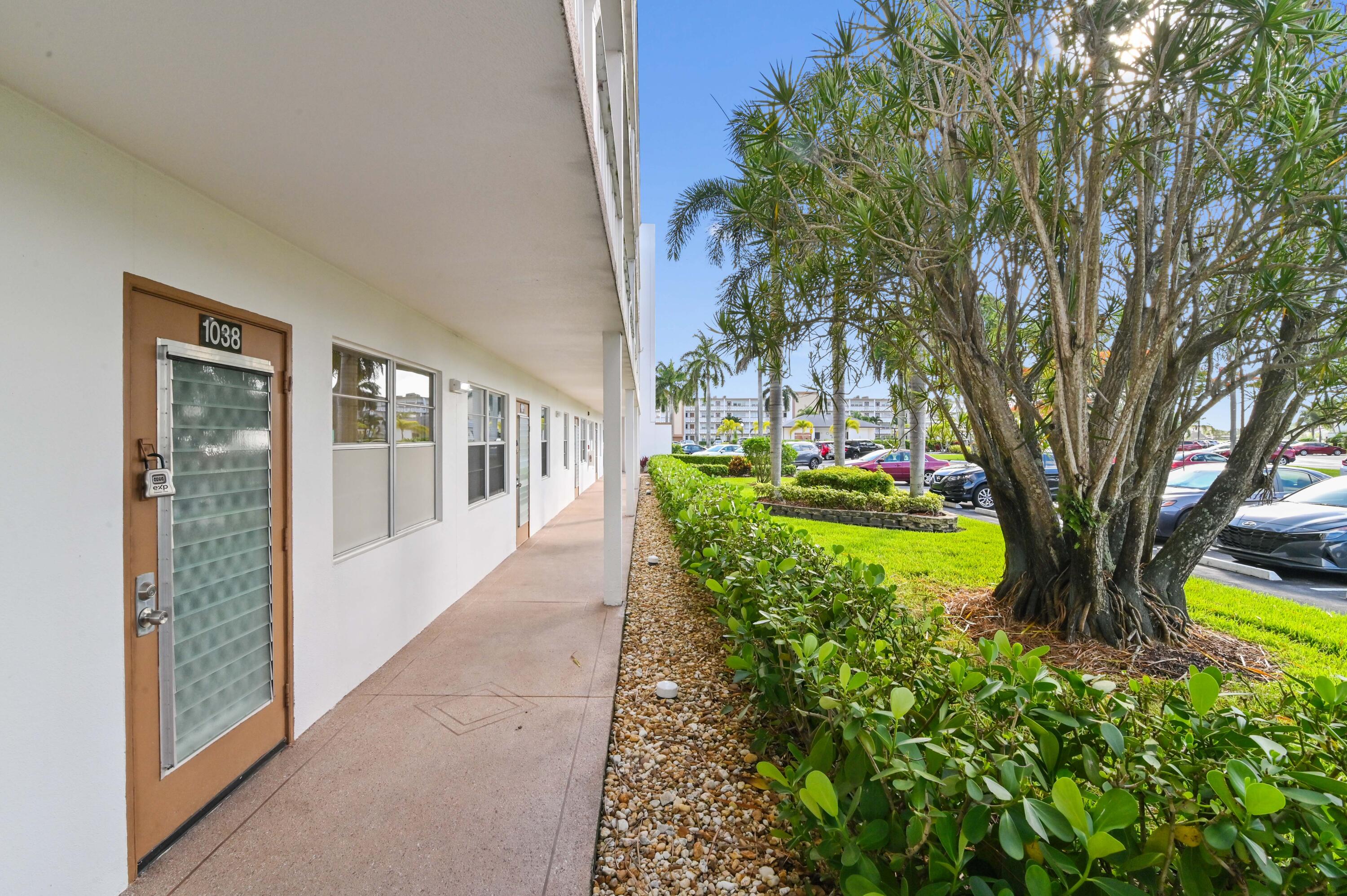 1038 Cornwall East Boca Raton, FL 33434 - Photo 5 of 50 03 Entry 01