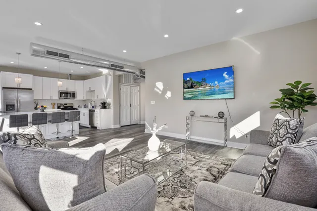 $3,699 | 1111 Bonnie Brae, Unit 3W, River Forest, IL 60305