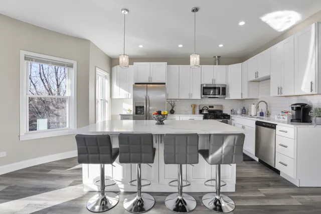 $3,699 | 1111 Bonnie Brae, Unit 3W, River Forest, IL 60305