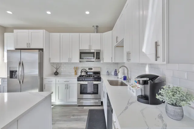 $3,699 | 1111 Bonnie Brae, Unit 3W, River Forest, IL 60305