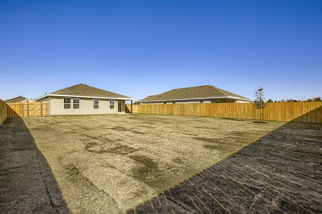 a view of houses with sky view