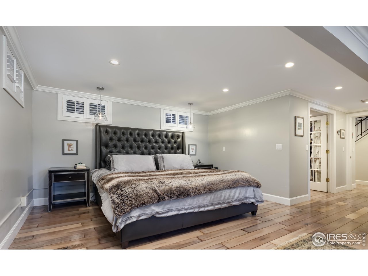 5825 Rustic Knolls Drive Boulder, CO 80301 - Photo 19 of 40 a bedroom with a bed and a lamp