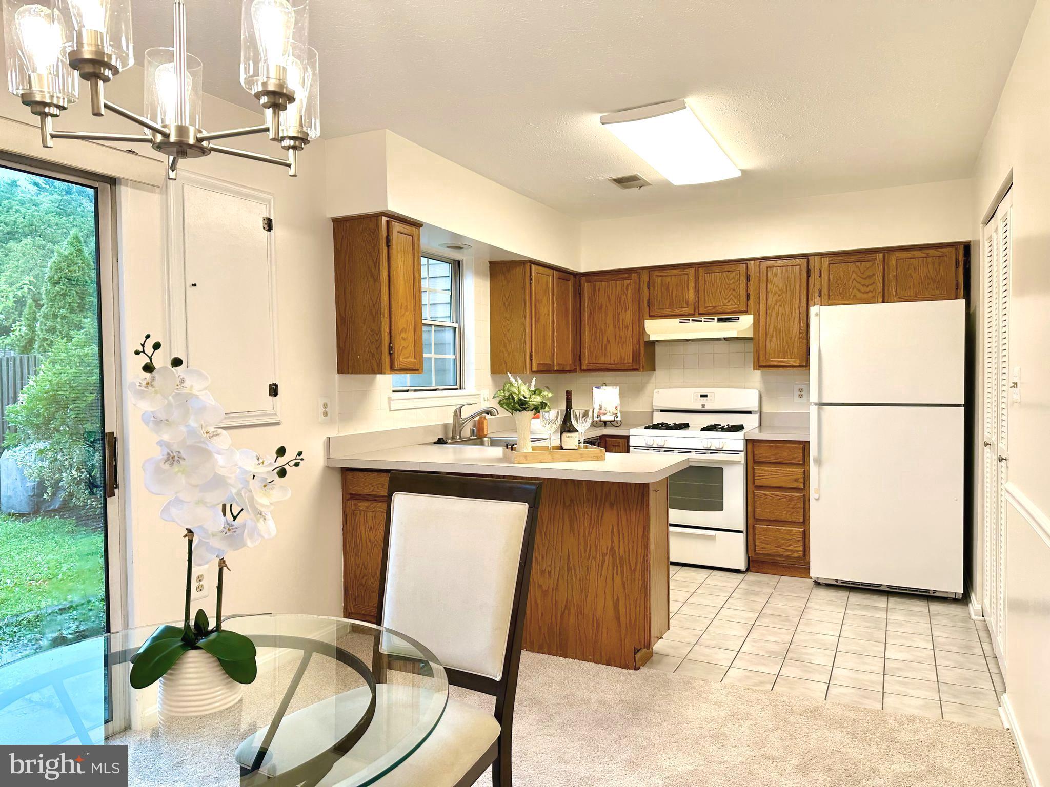 19617 Rhinestone Drive Germantown, MD 20874 - Photo 12 of 30 Kitchen & dining area
