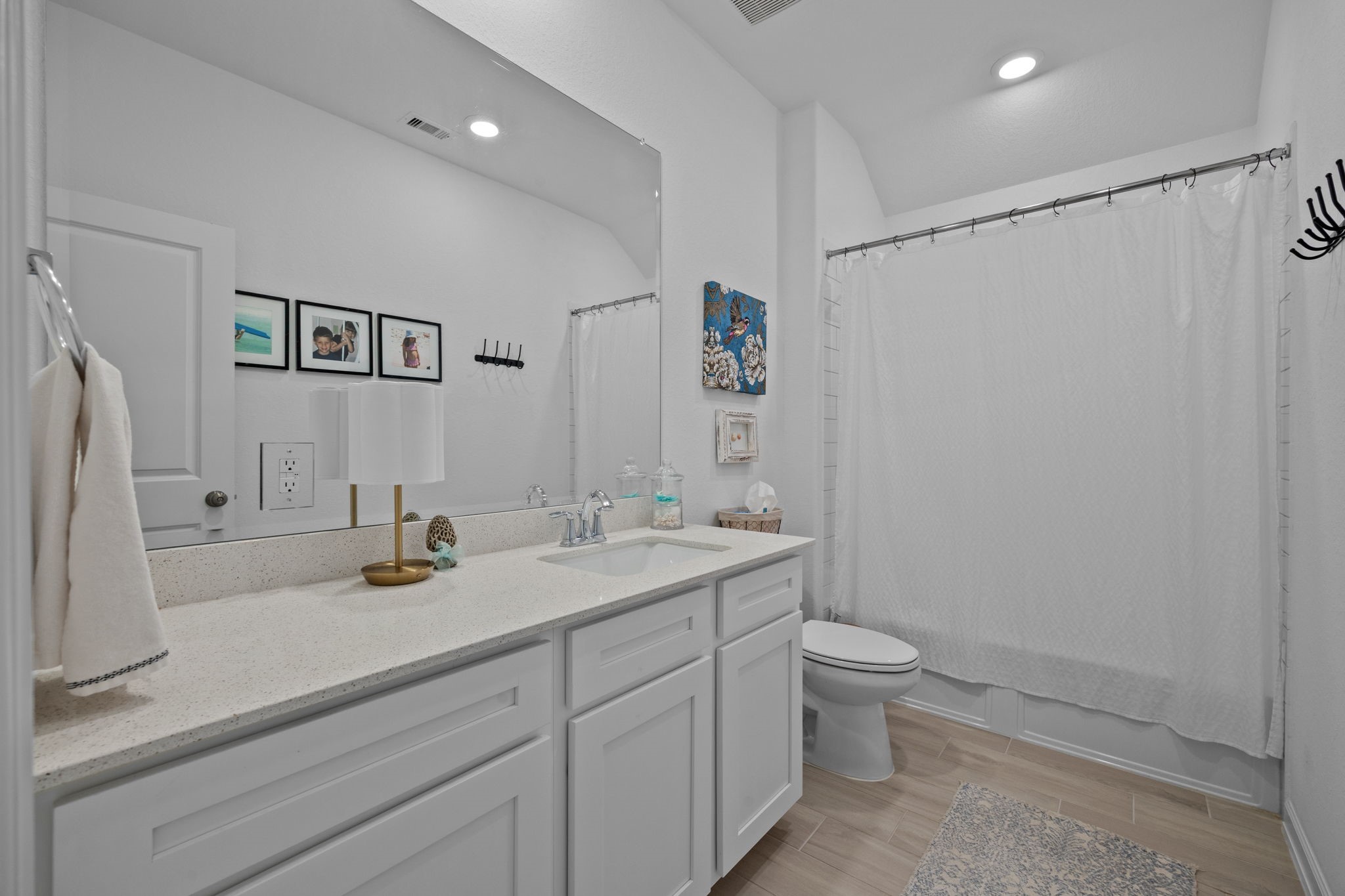 4063 Champlain Way Iowa Colony, TX 77583 - Photo 22 of 45 Secondary bath in between the two bedrooms with tub/shower combo