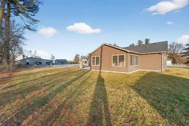 a view of an house with backyard and garden