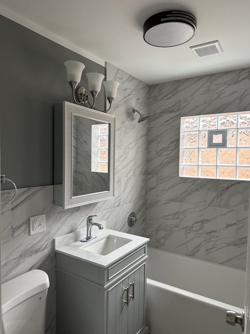 1815 171st Street Hazel Crest, IL 60429 - Photo 7 of 18 a bathroom with a sink a toilet and a bathtub