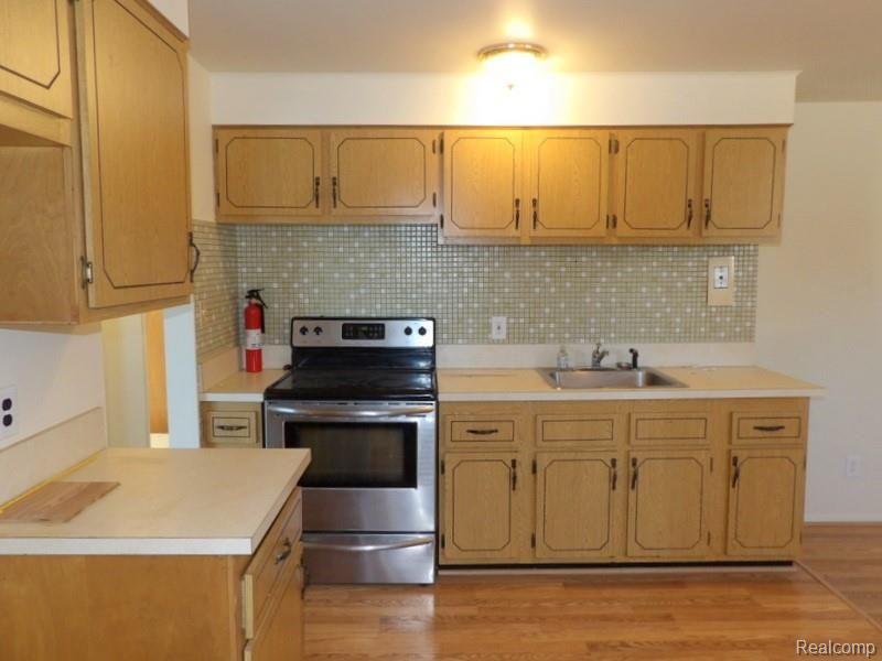 15580 Colbert Street Romulus, MI 48174 - Photo 12 of 25 Stainless steel stove stays!