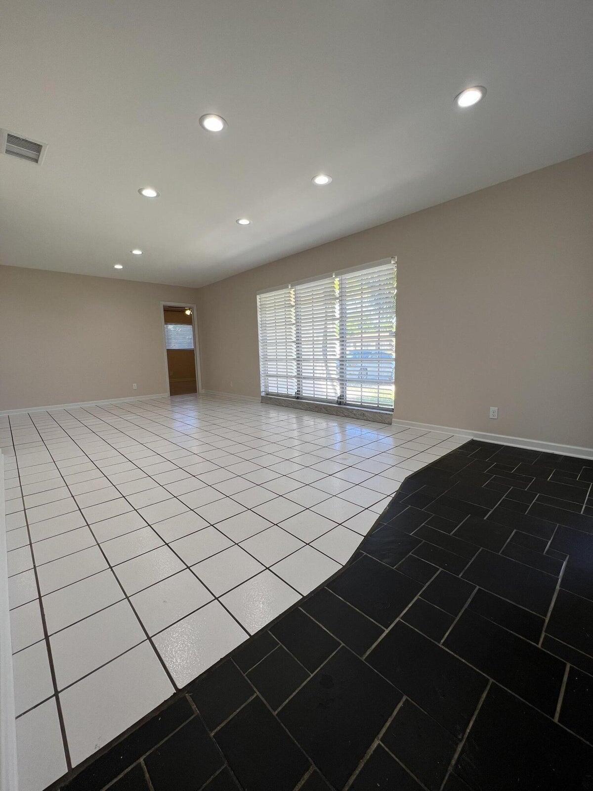 499 West Conference Drive Boca Raton, FL 33486 - Photo 13 of 27 20230210230054638232000000-o