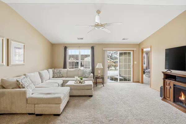 $305,000 | 2952 Freedom Circle, Crown Point, IN 46307