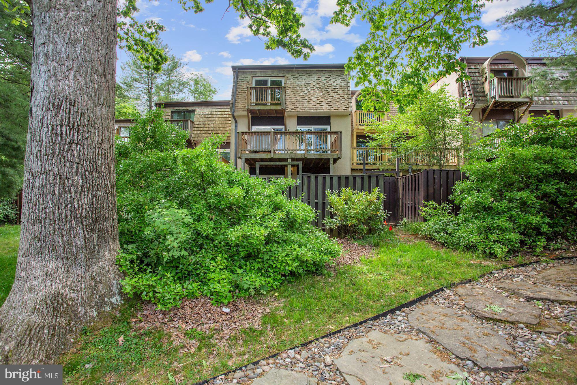 1647 Valencia Way Reston, VA 20190 - Photo 3 of 33
