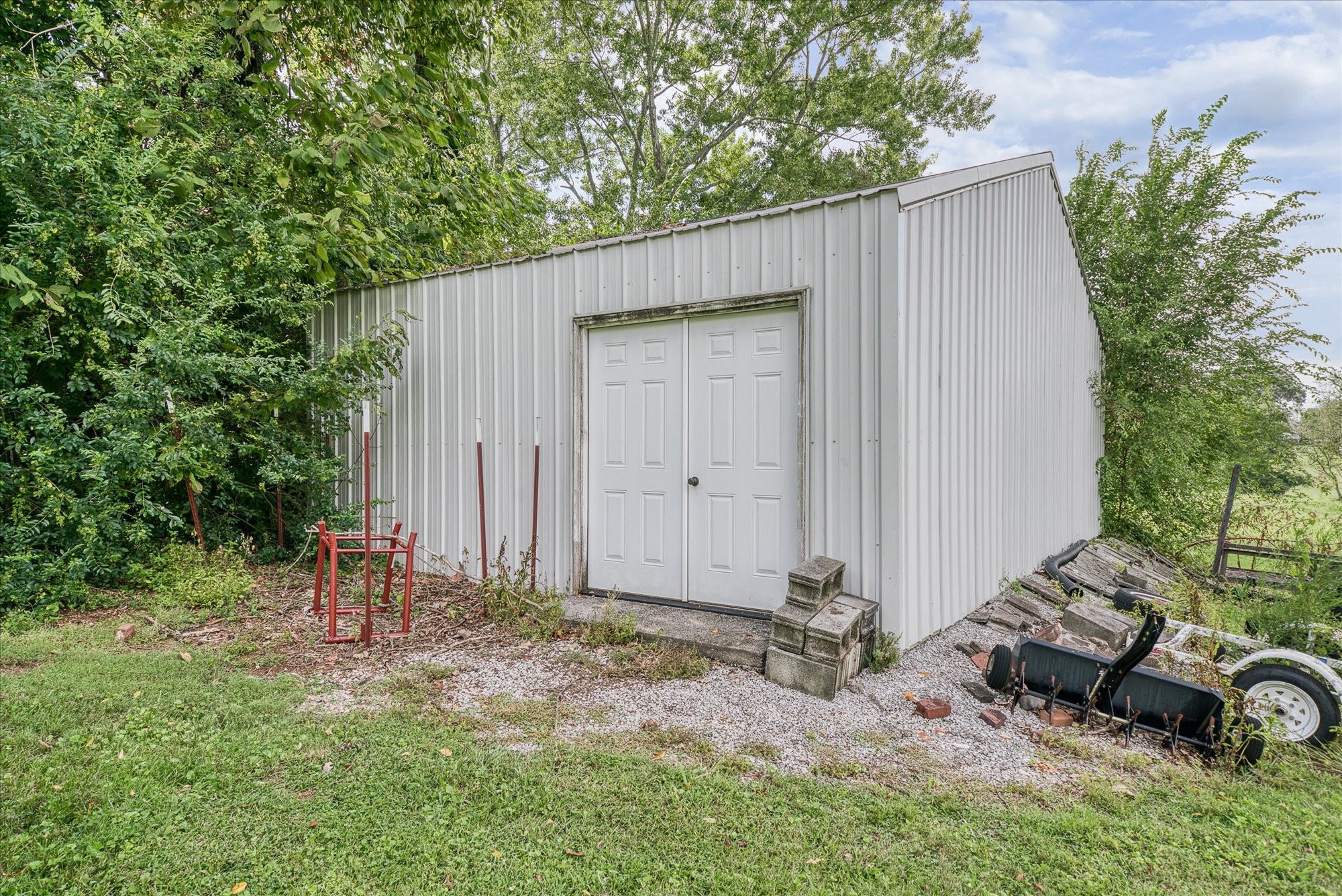 548 Turntable Road Sparta, TN 38583 - Photo 44 of 51 a backyard of a house with table and chairs