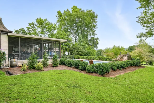 a view of a house with backyard and garden