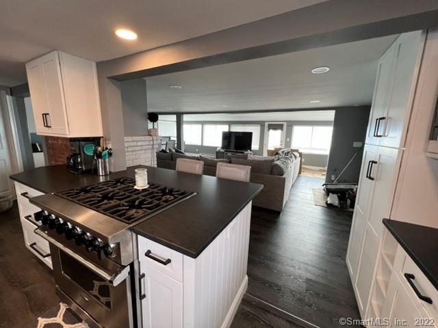 21 Grove Way, Unit 21 Clinton, CT 06413 - Photo 9 of 37 a kitchen with a stove and a sink