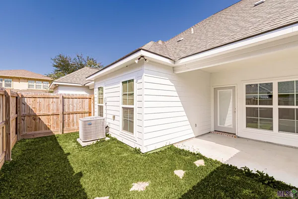 $1,900 | 8120 Stonelake Cir Avenue East, Baton Rouge, LA 70820