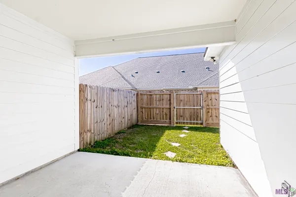 $1,900 | 8120 Stonelake Cir Avenue East, Baton Rouge, LA 70820