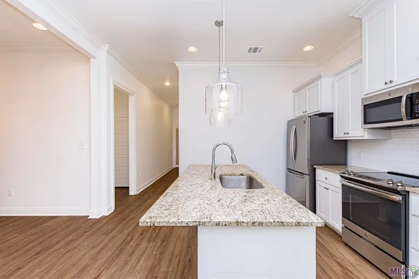 $1,900 | 8120 Stonelake Cir Avenue East, Baton Rouge, LA 70820