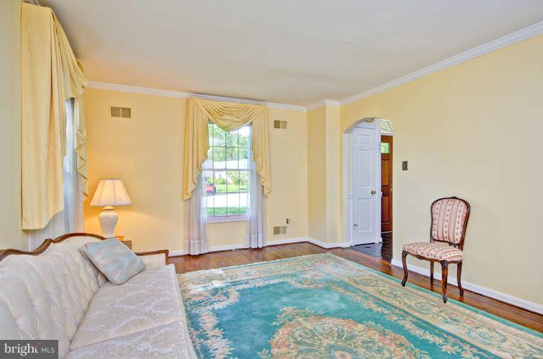 9322 Old Mansion Road Alexandria, VA 22309 - Photo 4 of 29 Living Room