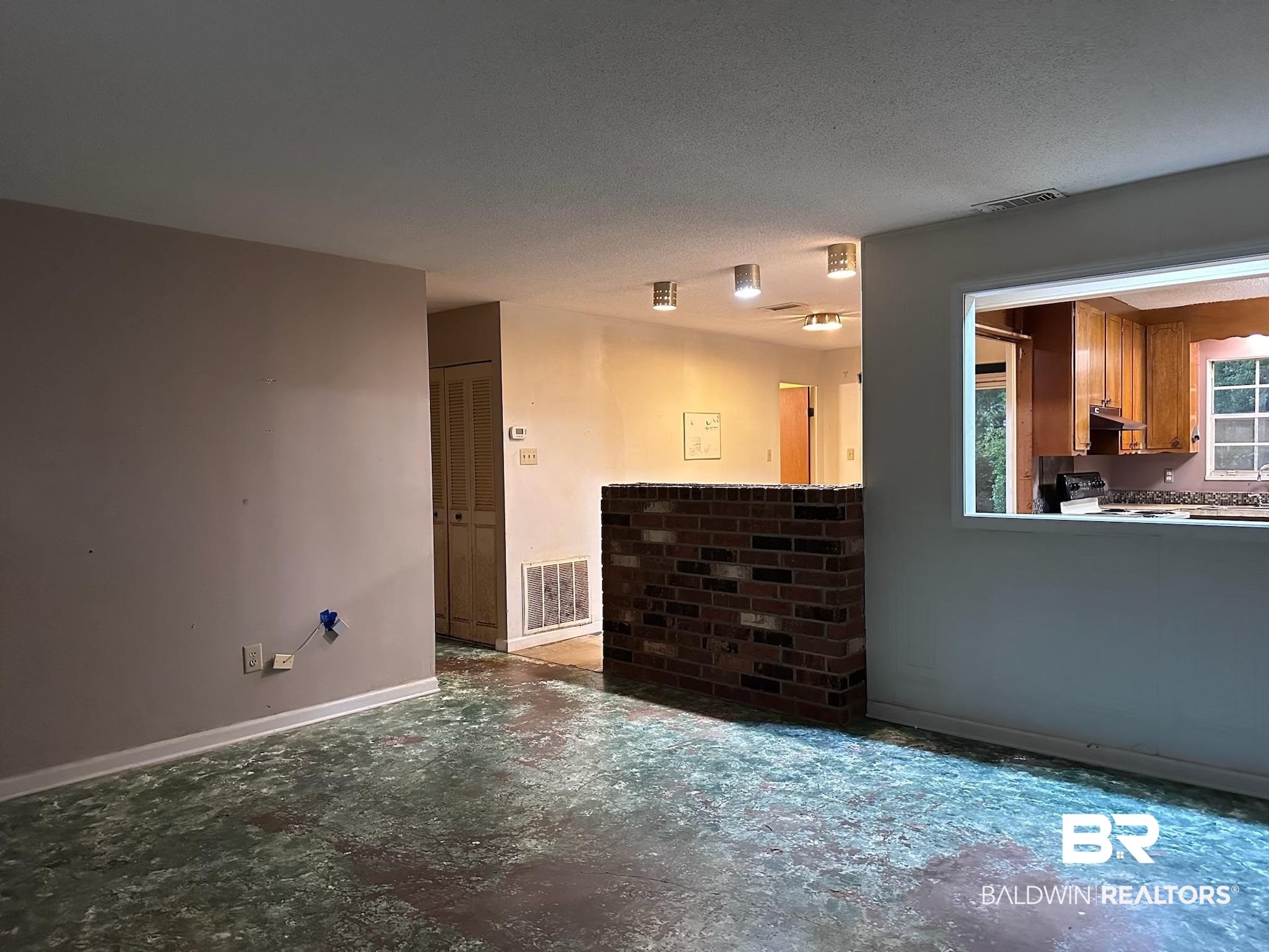 2500 Woodland Road Mobile, AL 36693 - Photo 2 of 9