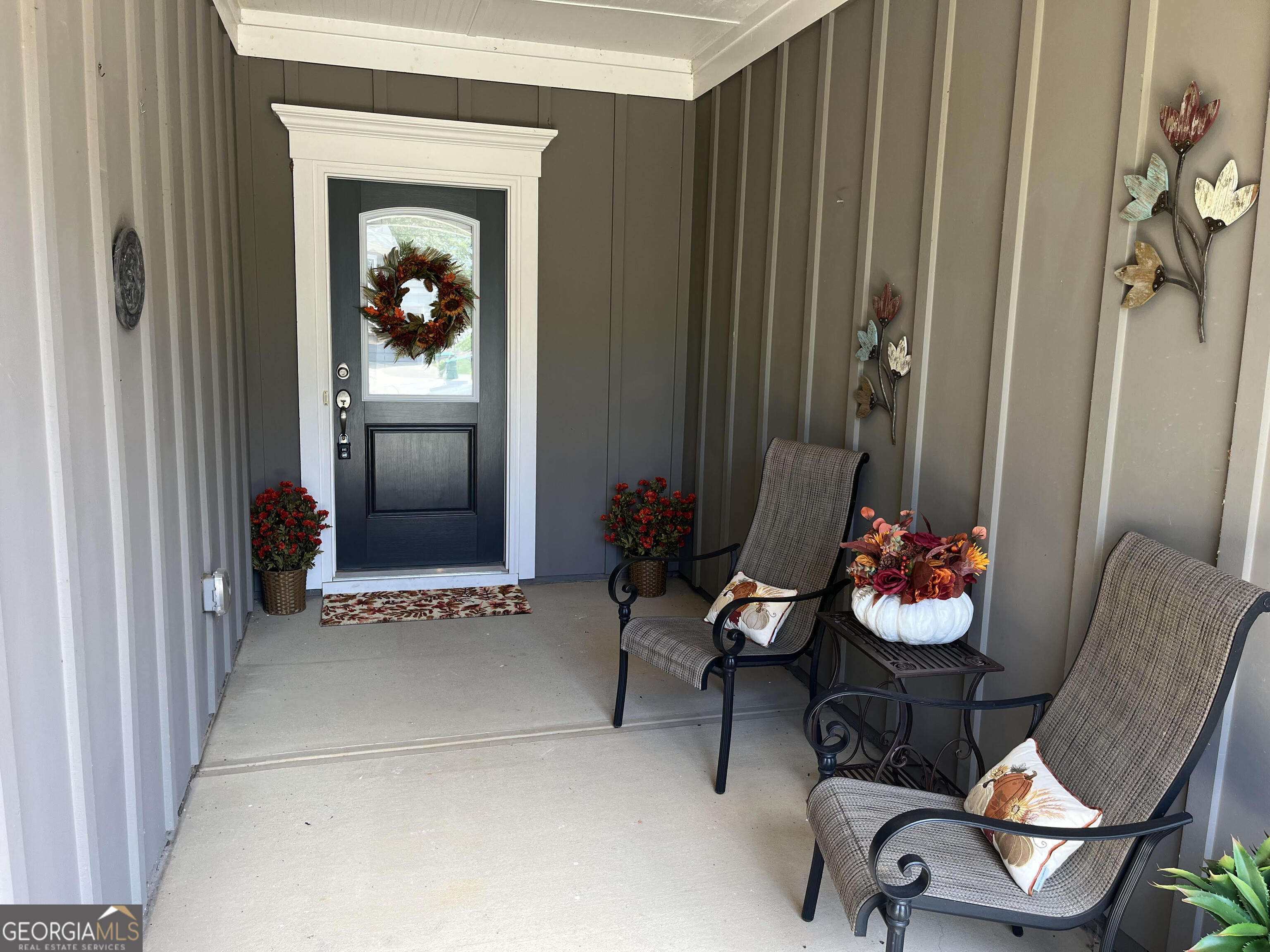1061 Little Shls Road Greensboro, GA 30642 - Photo 4 of 41 a living room with furniture and flowers