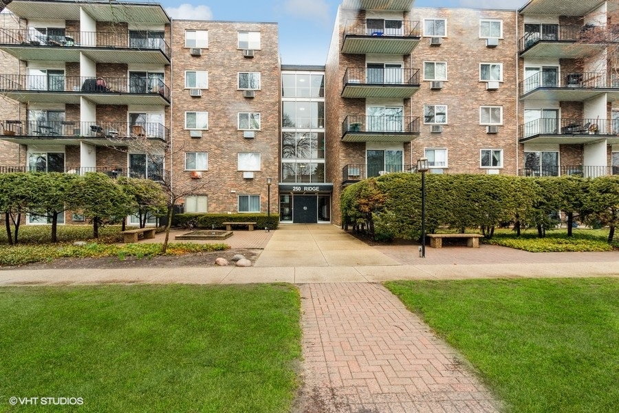 250 Ridge Avenue, Unit 2D, Evanston, IL 60202 Compass