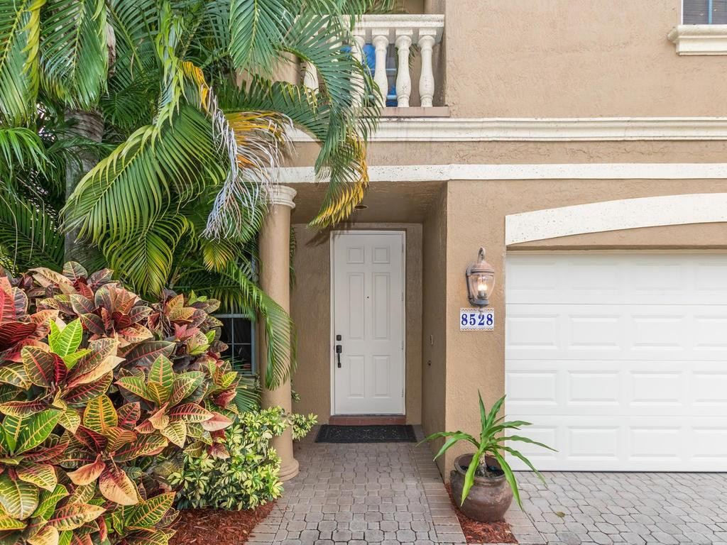 8528 Vía D Oro Boca Raton, FL 33433 - Photo 3 of 35 Photo 3