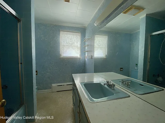 a view of empty room with window