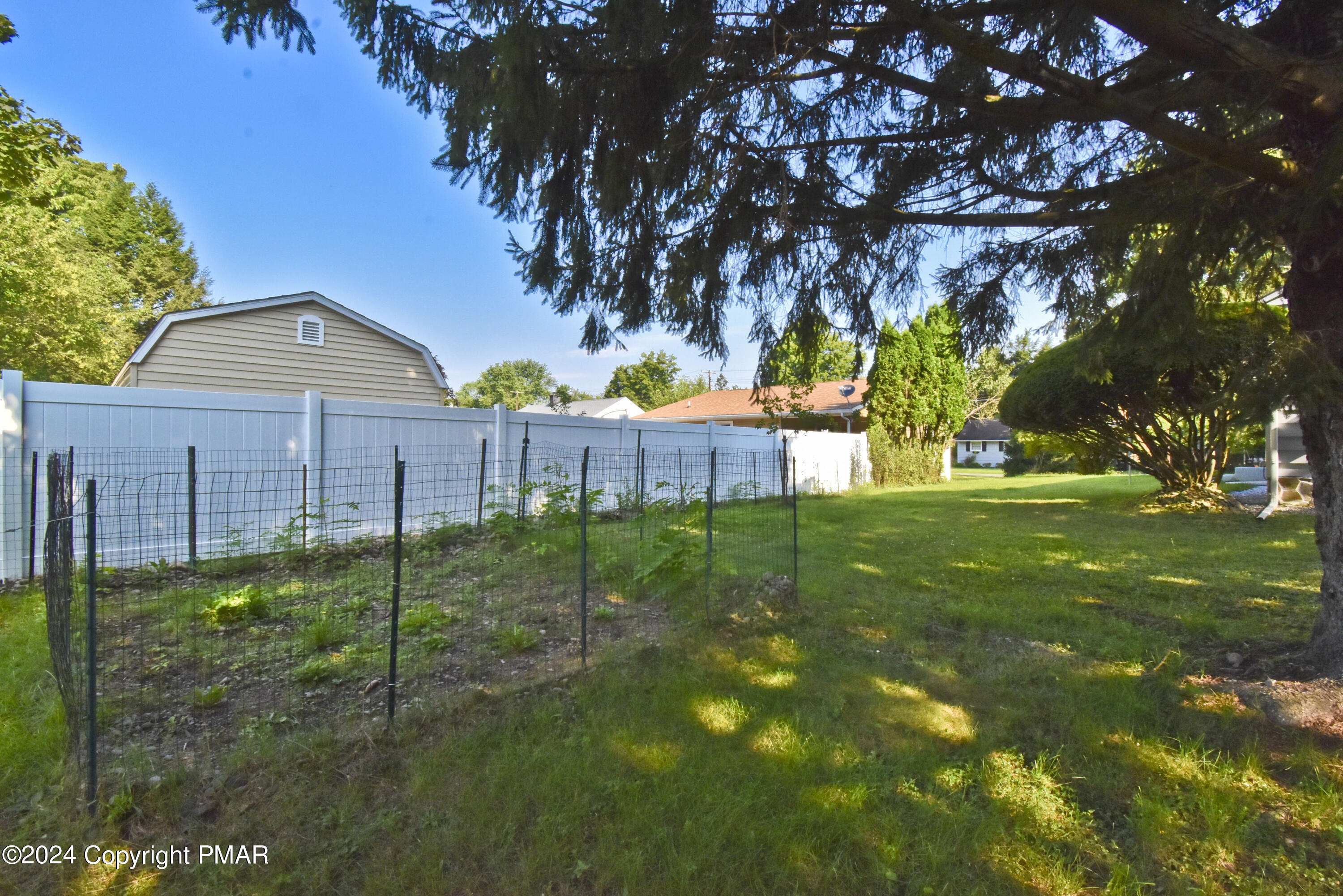 115 Hemlock Road Stroudsburg, PA 18360 - Photo 27 of 44 10 Back (1)
