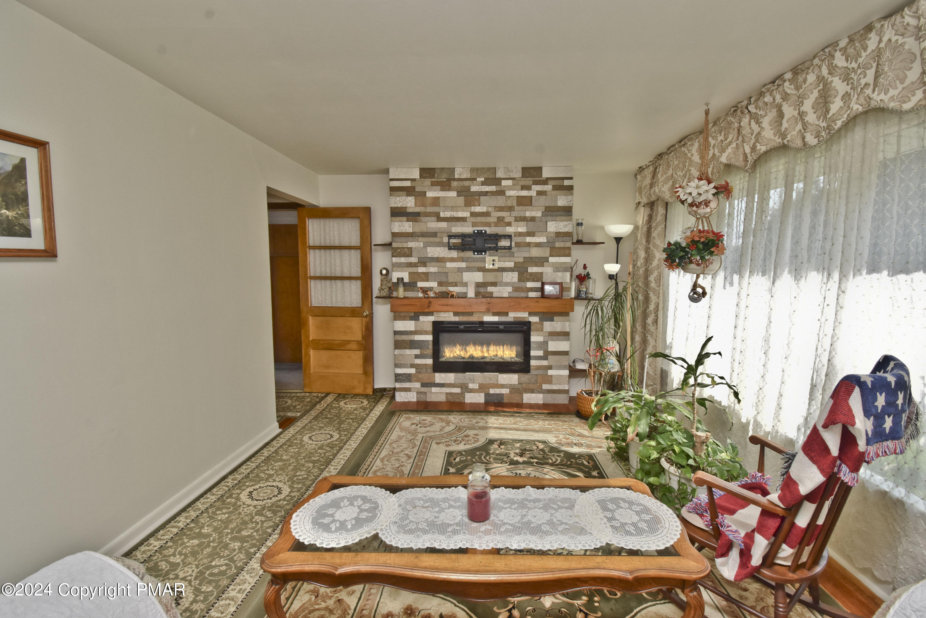 115 Hemlock Road Stroudsburg, PA 18360 - Photo 3 of 44 2 Living Room (2) x