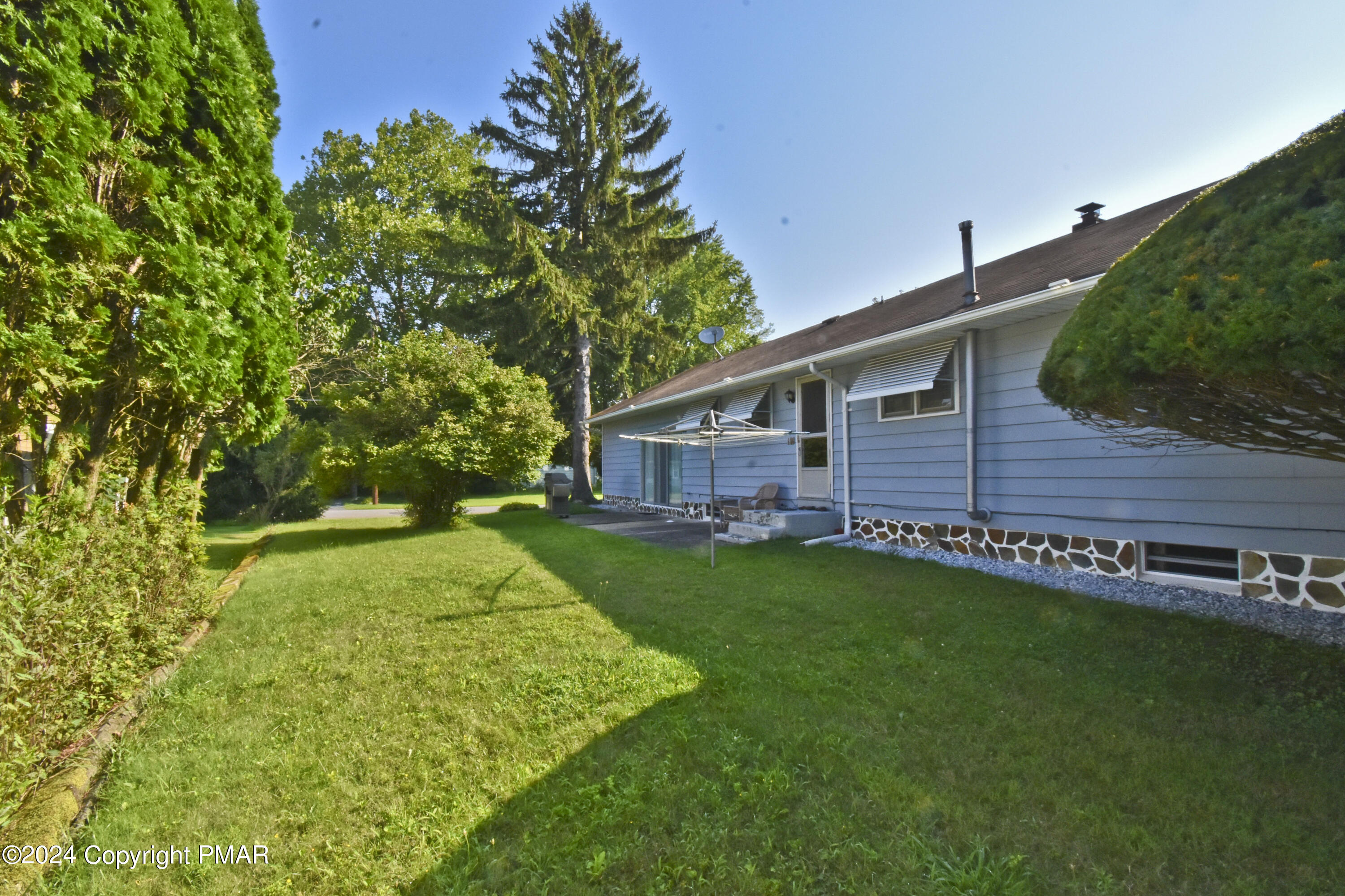 115 Hemlock Road Stroudsburg, PA 18360 - Photo 30 of 44 10 Back (3)