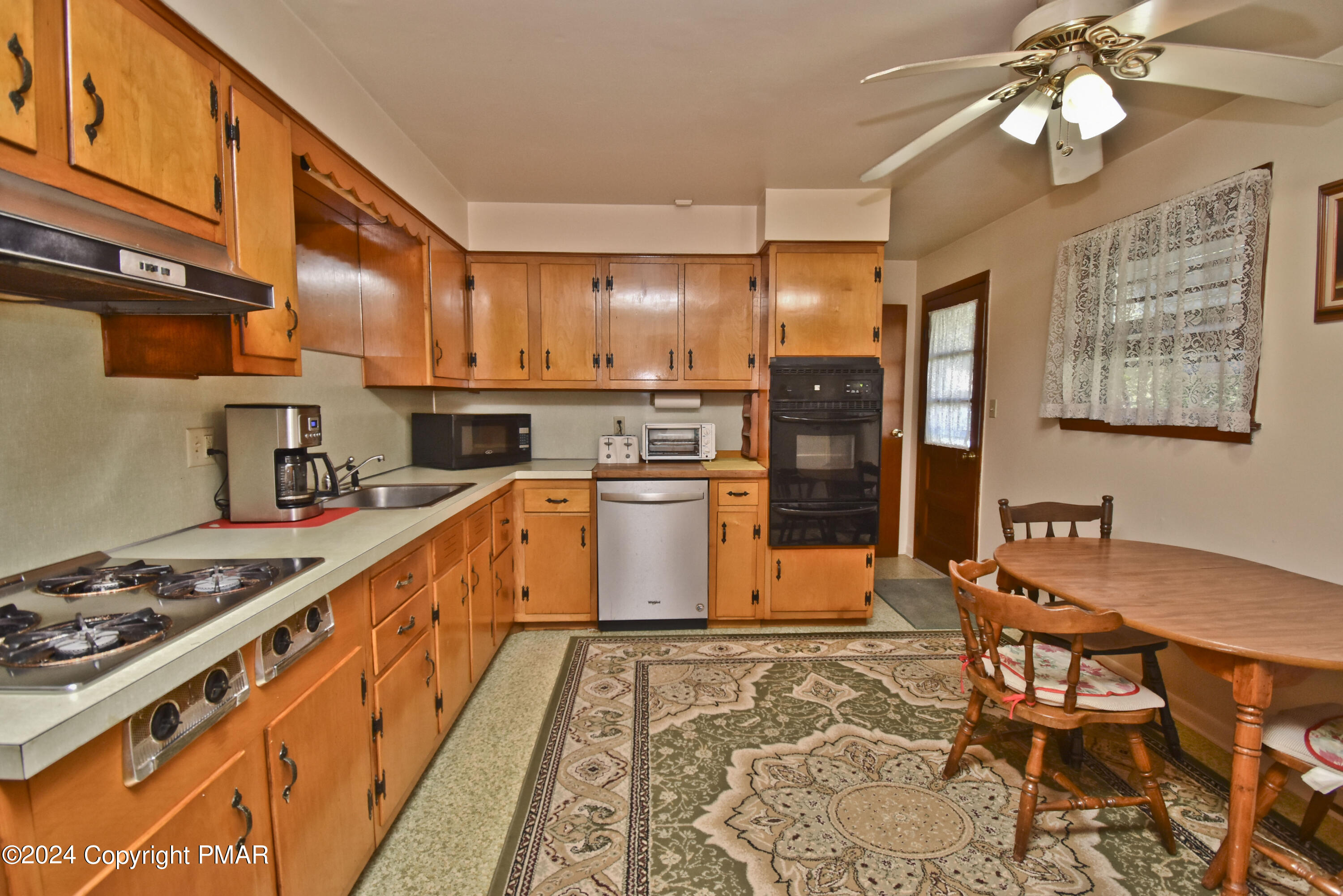 115 Hemlock Road Stroudsburg, PA 18360 - Photo 6 of 44 3 Kitchen (2)
