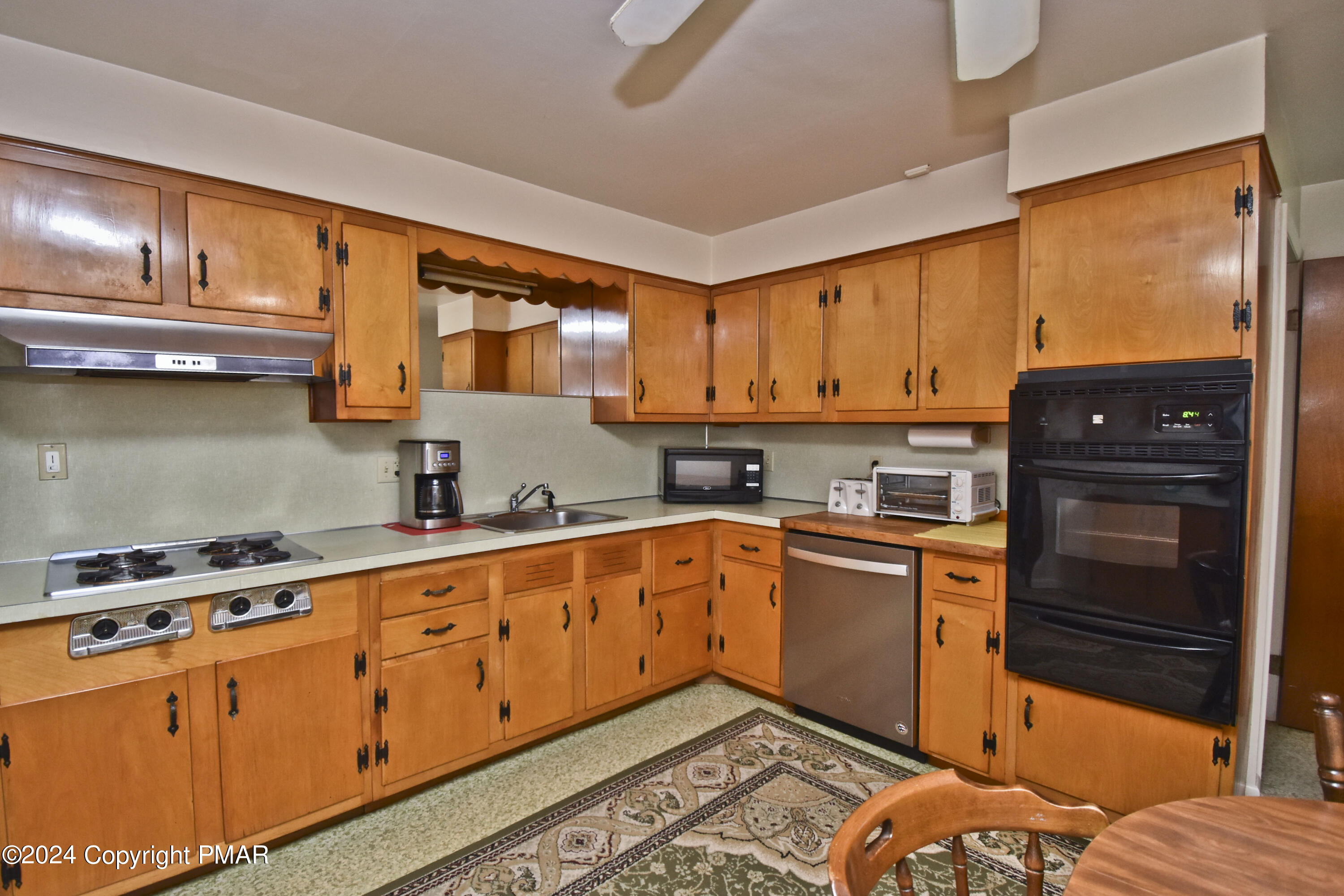 115 Hemlock Road Stroudsburg, PA 18360 - Photo 7 of 44 3 Kitchen (3)