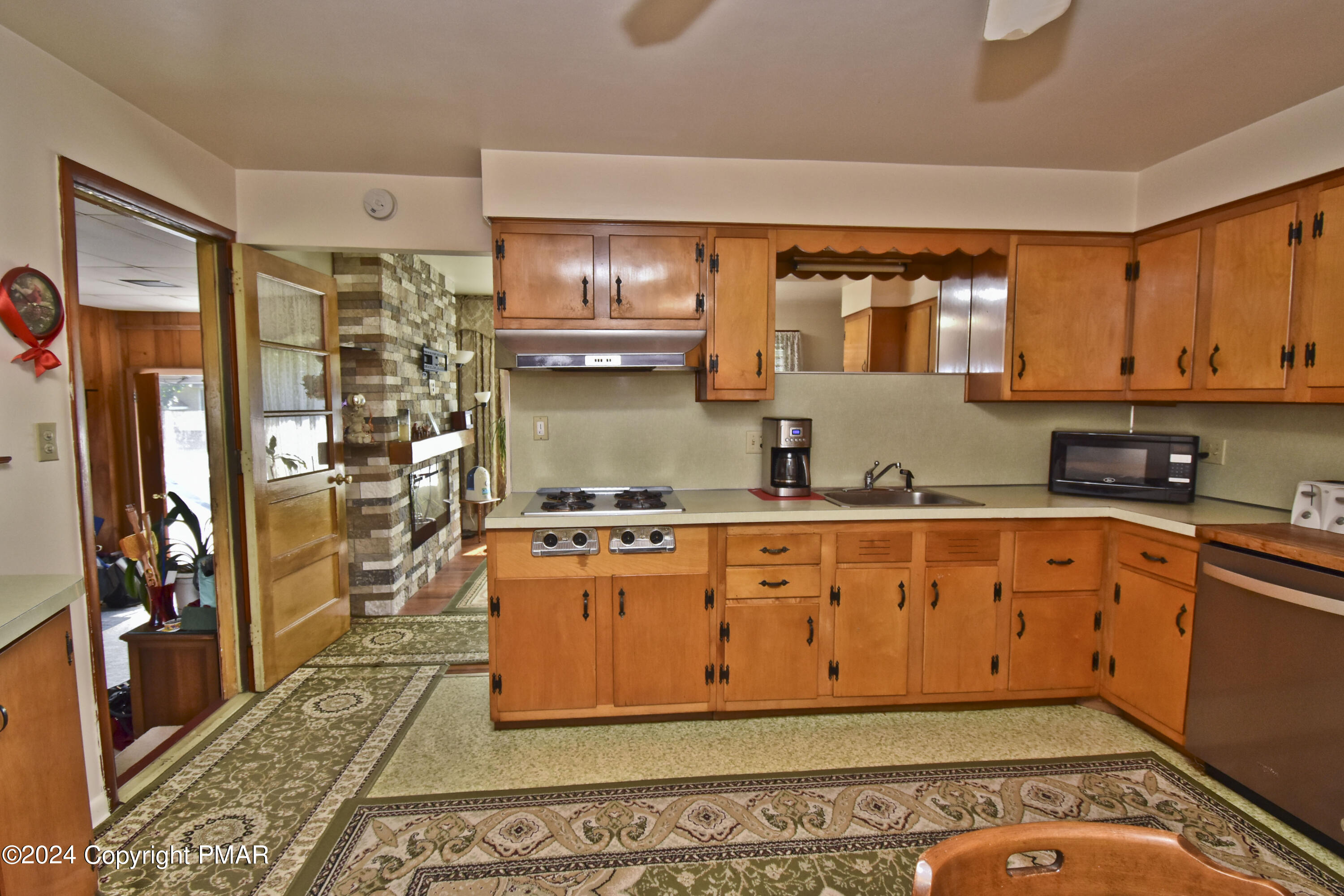 115 Hemlock Road Stroudsburg, PA 18360 - Photo 8 of 44 3 Kitchen (4)