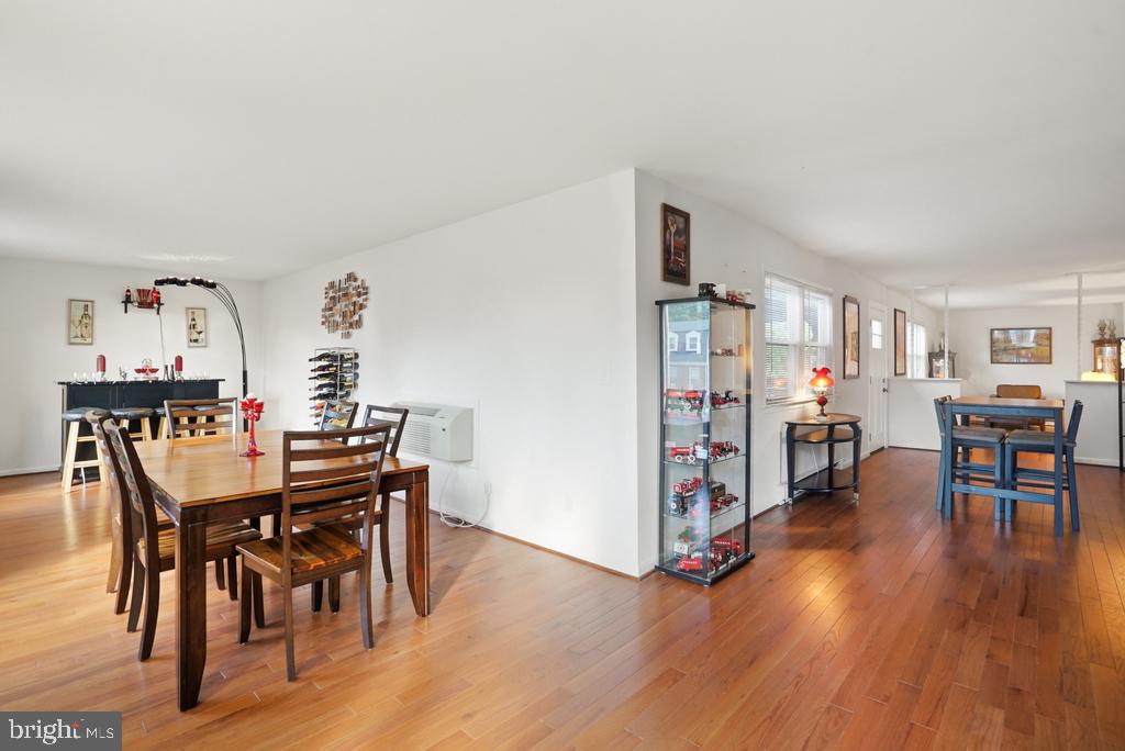 13203 Delaney Road Woodbridge, VA 22193 - Photo 22 of 43 Spacious, inviting open layout design.