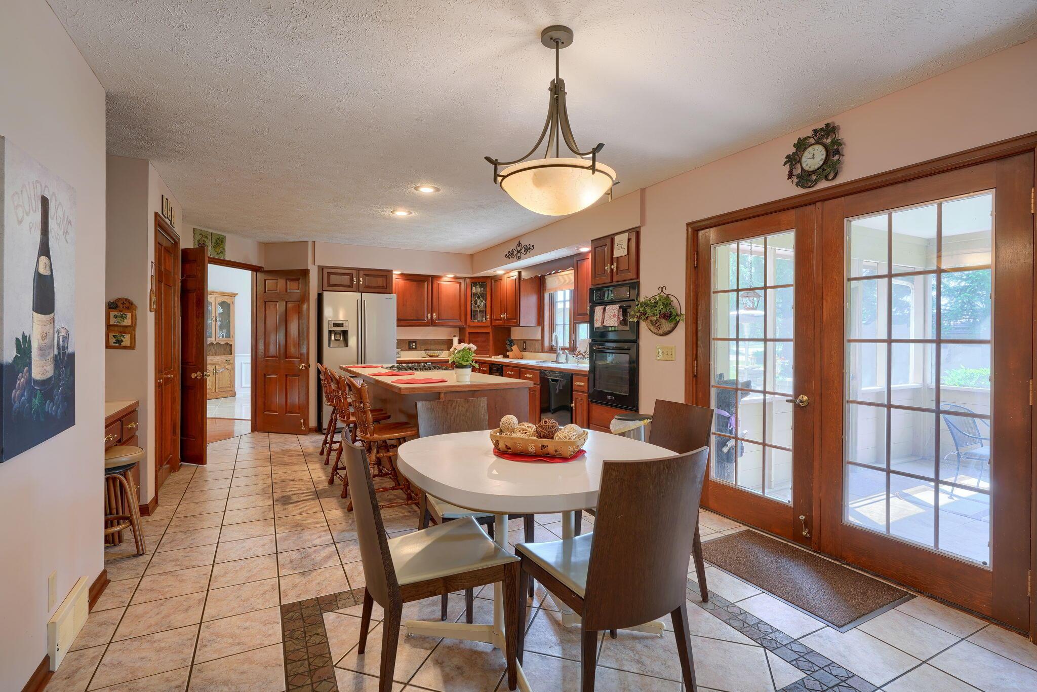 1457 Woodridge Road Marion, OH 43302 - Photo 16 of 80 Eating Area in Kitchen