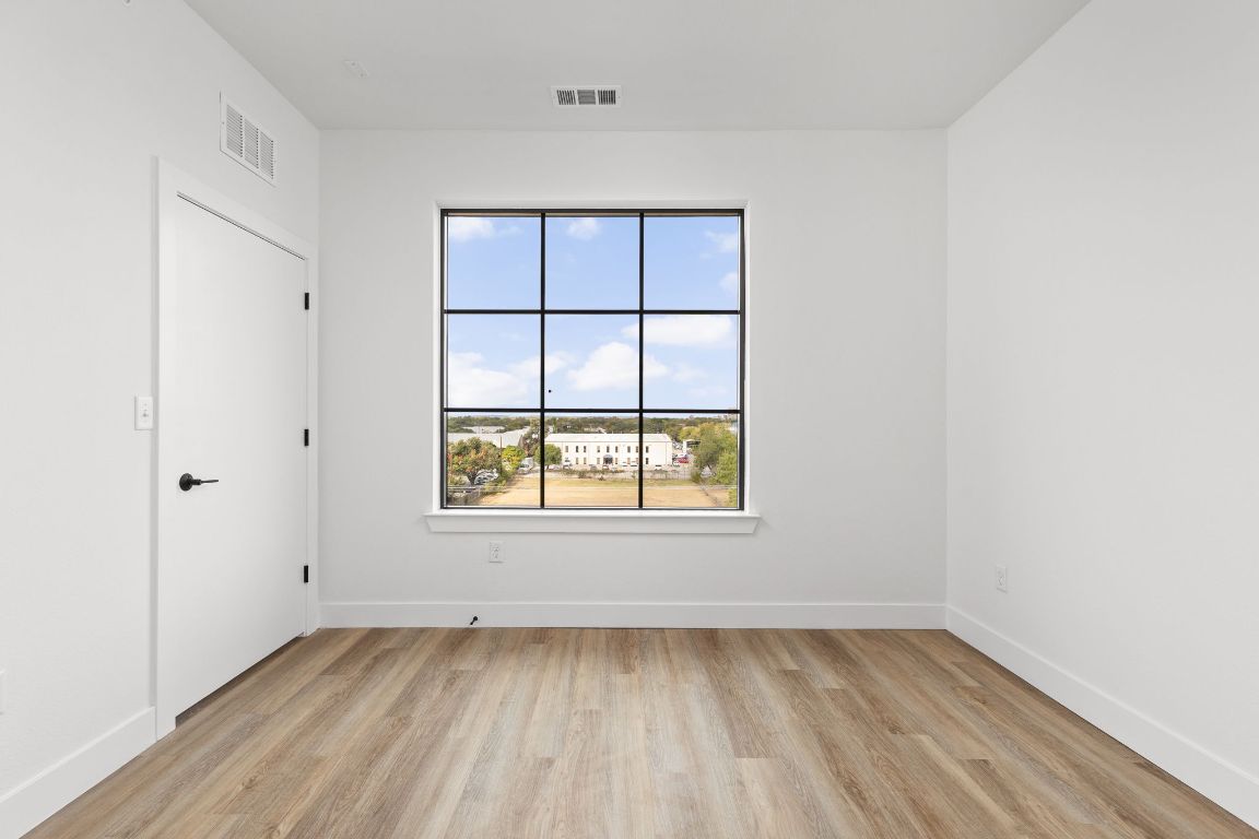 4315 South Congress Avenue, Unit 523 Austin, TX 78745 - Photo 22 of 32 an empty room with a window