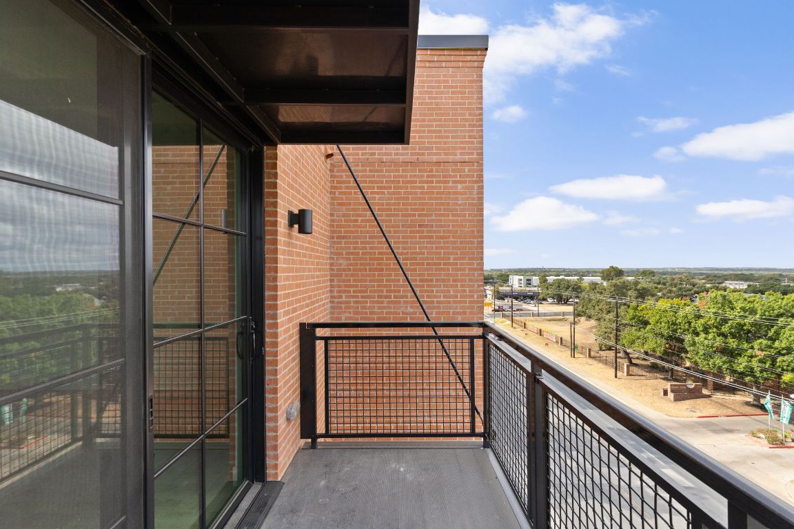 4315 South Congress Avenue, Unit 523 Austin, TX 78745 - Photo 29 of 32 a view of balcony with city view