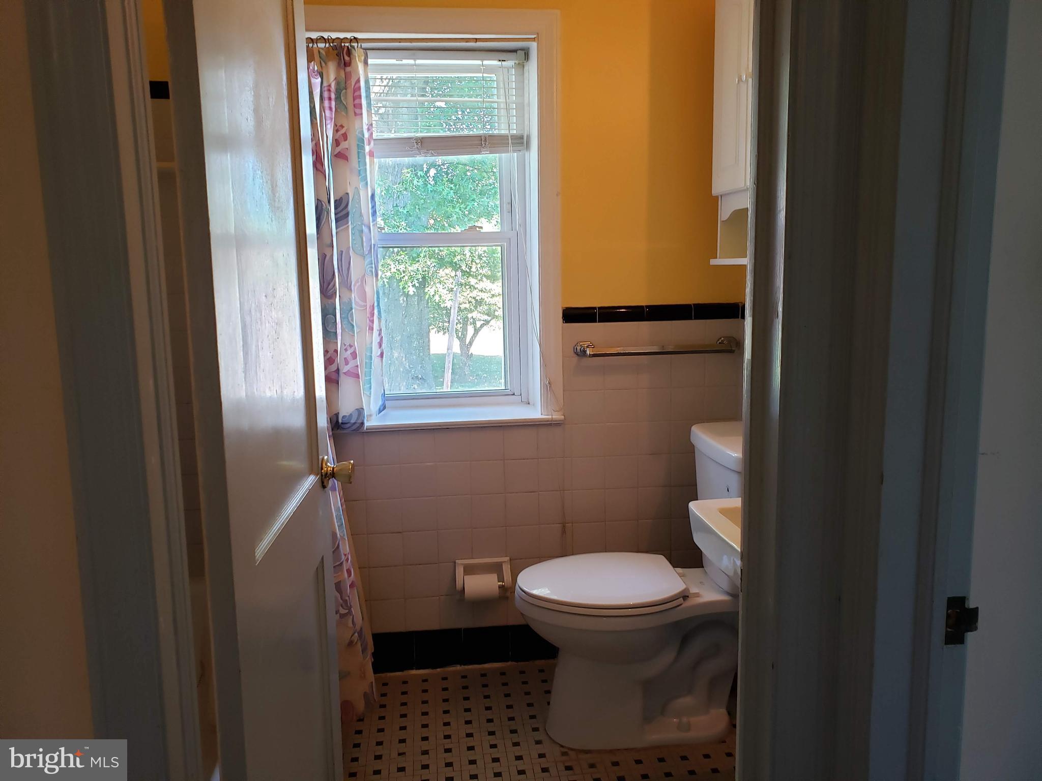 542 Valley View Road Springfield, PA 19064 - Photo 22 of 28 2nd Flr Full Bathroom #1