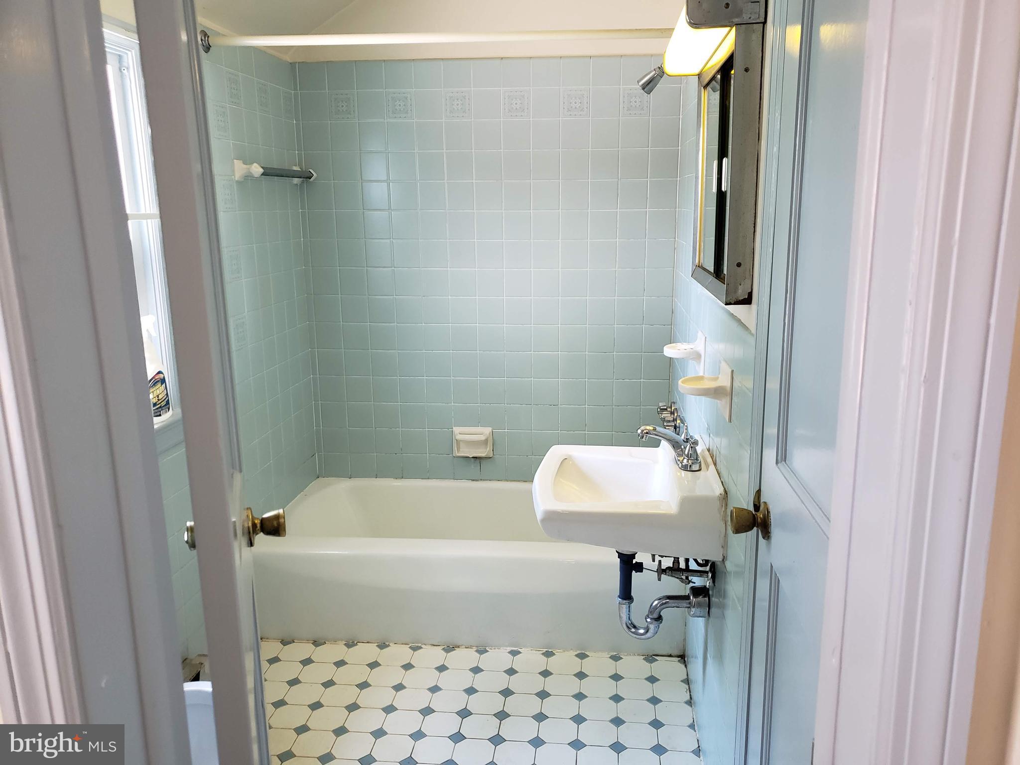 542 Valley View Road Springfield, PA 19064 - Photo 25 of 28 2nd Flr Full Bathroom #2