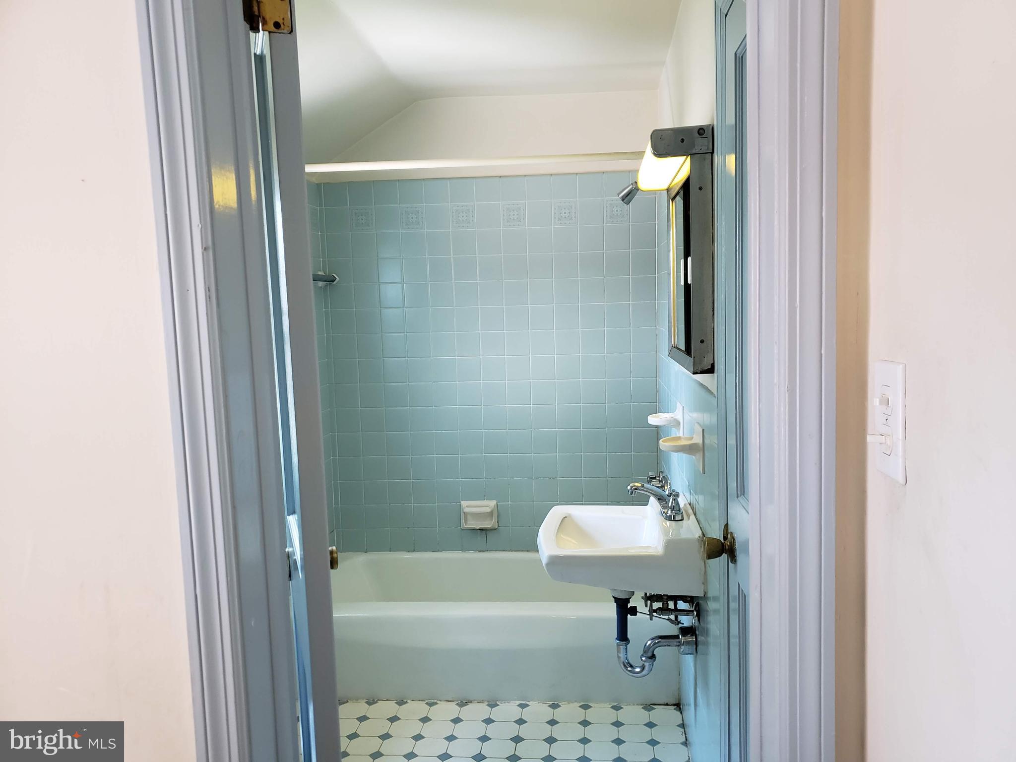 542 Valley View Road Springfield, PA 19064 - Photo 26 of 28 2nd Flr Full Bathroom #2