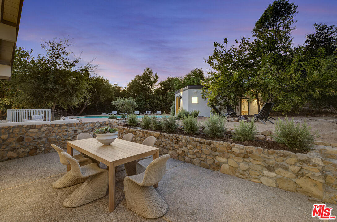 545 Del Oro Drive Ojai, CA 93023 - Photo 21 of 67 a view of a tables and chairs in the patio