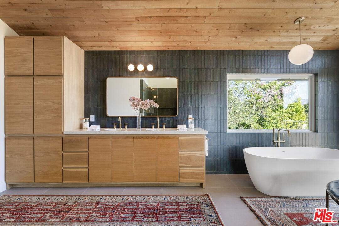 545 Del Oro Drive Ojai, CA 93023 - Photo 36 of 67 a bathroom with a bathtub and a sink