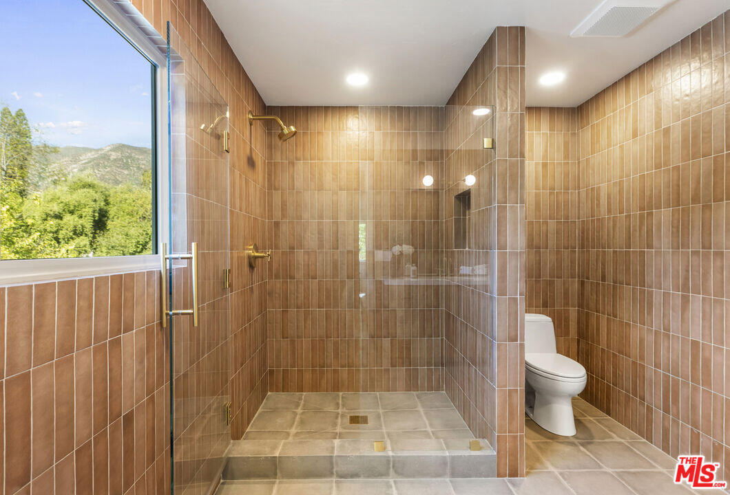 545 Del Oro Drive Ojai, CA 93023 - Photo 44 of 67 a bathroom with a shower and a toilet