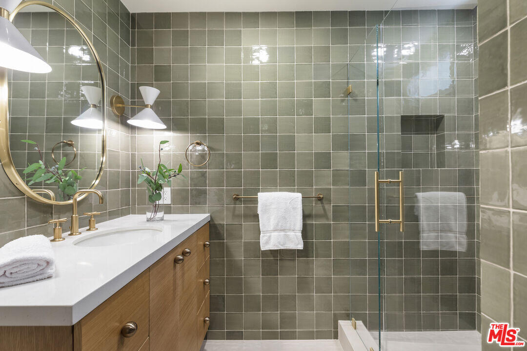 545 Del Oro Drive Ojai, CA 93023 - Photo 47 of 67 a bathroom with a sink and a mirror