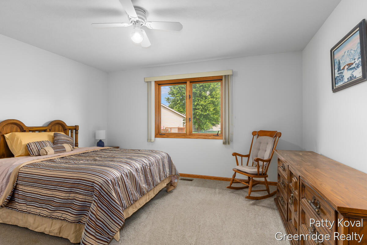 447 Falcon Drive Wayland, MI 49348 - Photo 10 of 30 Main floor primary