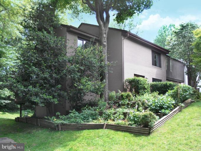 2049 Golf Course Drive Reston, VA 20191 - Photo 1 of 30 Exterior (Main)