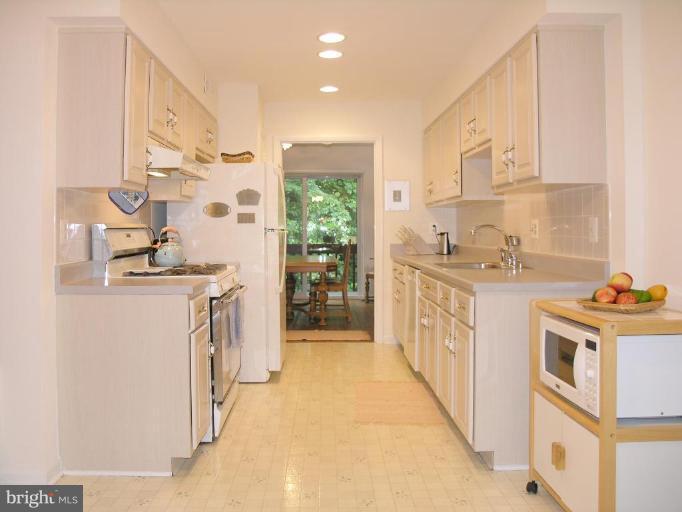 2049 Golf Course Drive Reston, VA 20191 - Photo 13 of 30 Kitchen
