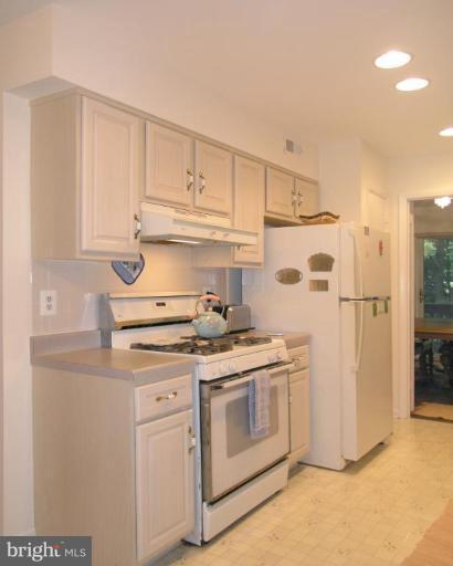 2049 Golf Course Drive Reston, VA 20191 - Photo 15 of 30 Kitchen #2